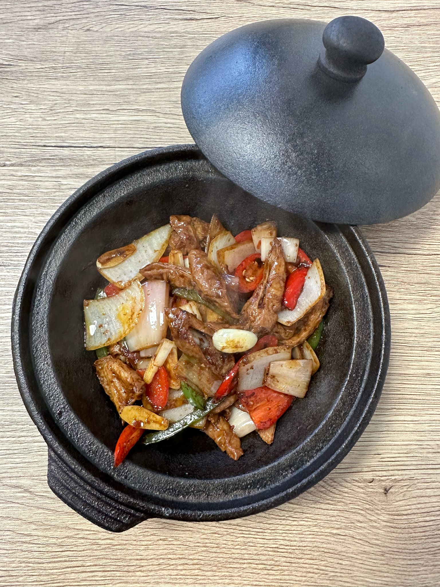 辣炒豬大腸 Wok-Fried Spicy Pork Intestines W/ Garlic & Onion🌶